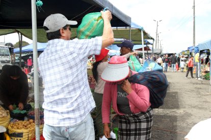 A veces se requiere de la ayuda de los compradores para acomodar la carga sobre las estibadoras.