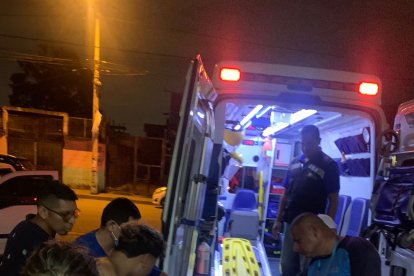 Los heridos del viernes fueron llevados en ambulancia a una casa asistencial.