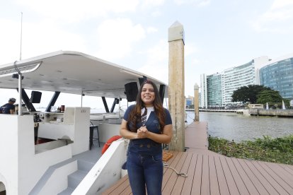 Sheryl Alvarado, supervisora de Riverdock, explica de los recorridos turístico por el río Guayas.