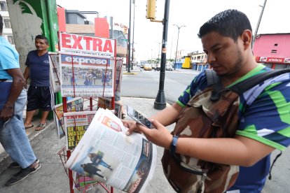 Héctor Barros es un experto escaneando el código con el que accede a más información.