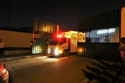 Los cuerpos fueron subidos al carro de Medicina Legal y llevados al Laboratorio de Criminalística.