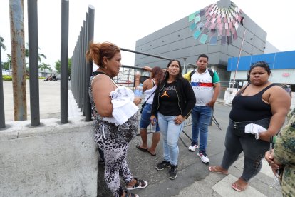 Familiares de Carmen Isabel Quinde Beltrán llegaron a la morgue para retirar su cuerpo.