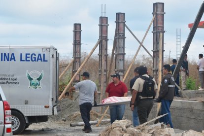 Un fuerte contingente policial acudió al sitio del suceso, para brindar seguridad durante las diligencias.