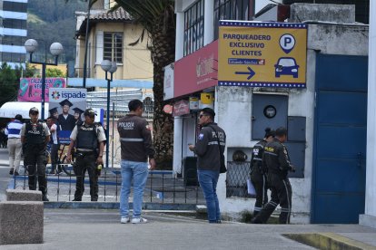 La policía aún no ubica a los tres gatilleros que provocaron el ataque en la unidad judicial.
