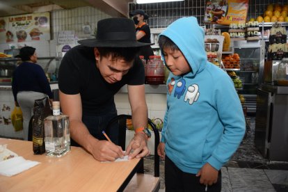 Por donde camina, Siempre le piden autógrafos.