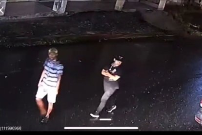 Los tipos se acercan caminando al auto.