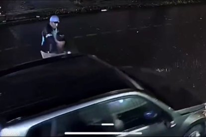 Uno golpeó el parabrisas como amenaza.