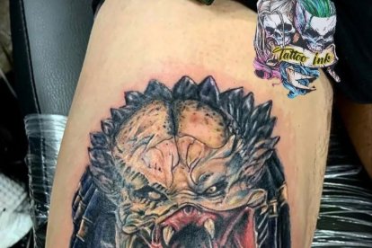 Depredador es uno de los personajes que Jonathan ha plasmado en la piel de sus clientes.