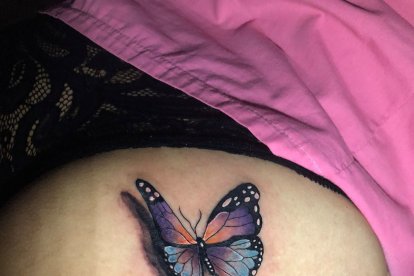 Desde gráficos terroríficos hasta tiernos son los pedidos que recibe Jonathan, quien con profesionalismo ‘camella’ sin juzgar a sus clientes.