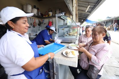Doña Anita, la madre de Elizabeth, también va a nutrirse al local de su retoño.