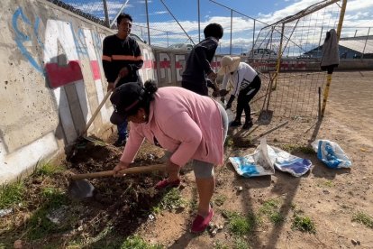 A falta de apoyo municipal, los lugareños se esfuerzan para mejorar el lugar.