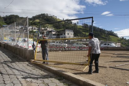 Quienes tienen conocimientos en soldadura guían a los demás, para hacer un buen trabajo.