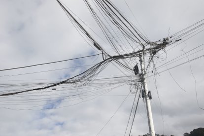 En la esquina del lugar, se observan cables desordenados.