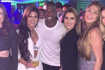 Vinicius Jr ha aparecido en distintas reuniones nocturnas con bellas mujeres.