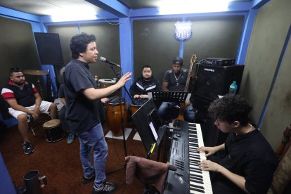 McBrian Lavoe, el Héctor Lavoe de 'Yo me llamo', en pleno ensayo musical, dando instruciones a los muchachos que acompañan.
PERIODISTA : VICEBTE TAGLE 

FECHA : 14/07/2023 

Agencia (ag-extra)