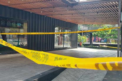 Estado. En el sitio, ya sea en el lado de la Kennedy o la Carlos Julio Arosemena, se observa que los locales han cerrado sus puertas. En algunos puntos hay cintas de seguridad que advierten peligro.