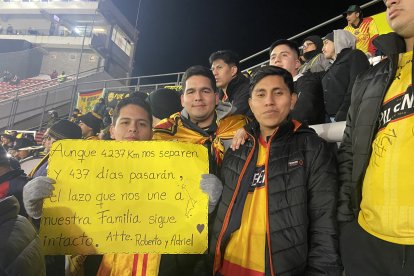 Hinchas de Barcelona en el frío de La Plata.