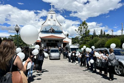 Los familiares hicieron una calle de honor con globos blancos durante su despedida.