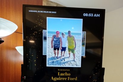 Una pantalla con la aplicación Vivorecuerdo permitió apreciar a los asistentes al sepelio 38 fotos de Lucho Aguirre.