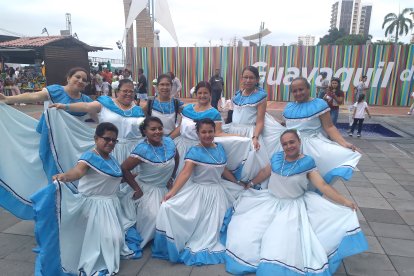 Maestras del cantón Samborondón llegaron a la urbe para homenajearla con danza.