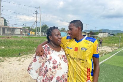 Nery, su madrecita Lucety y sus hermanos en su casa de Socio Vivienda 2.