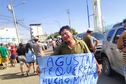 Los simpatizantes llegaron con muestras de cariño, como carteles de aliento.