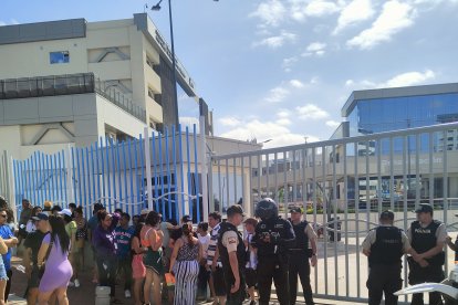 Decenas de personas fueron hasta los exteriores del hospital para conocer el estado de salud de burgomaestre.