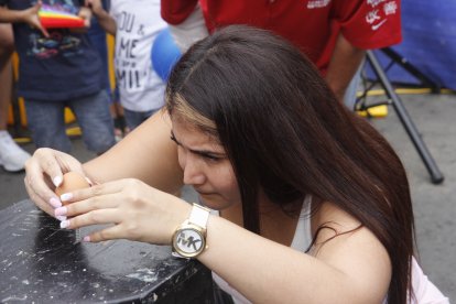 La concentración, clave para sostener un huevo sobre un tornillo por 30 segundos.