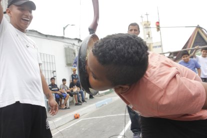 A este participante le tomó unos segundos agarrar su moneda, pero se llevó su premio.