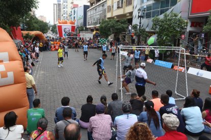 Parte de la 9 de octubre se convirtió en una cancha de índor fútbol.