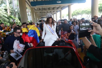 Andrea Aguilera se detuvo a saludar a los fanáticos que la recibieron.