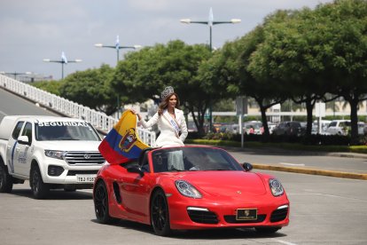 Andrea Aguilera en su recorrido del aeropuerto al hotel.