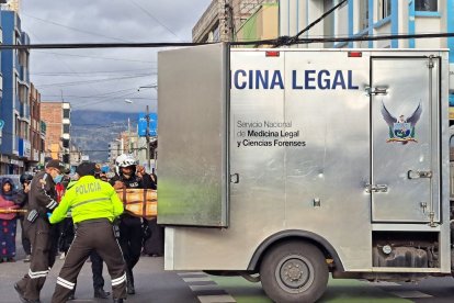 Los cuerpos fueron llevados hasta la morgue del cementerio de Riobamba.