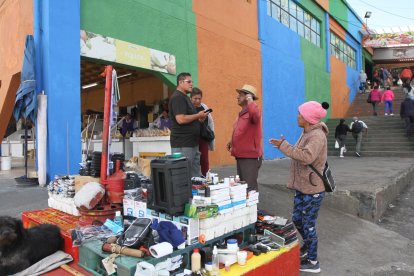 También se dedica a vender accesorios para celulares.