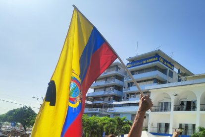 Jorge Zamora, un guayaquileño que reside desde hace 20 años en Manta, llevó una bandera tricolor con crespón negro.