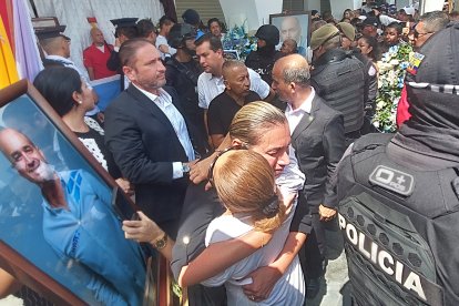 Los allegados de Intriago trataban de consolarse ante la muerte del máximo líder de Manta.