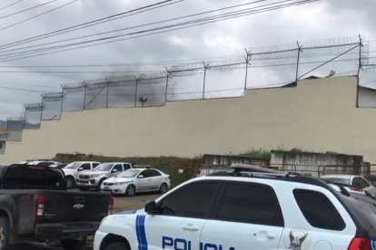 La columna de humo que se aprecia desde el centro carcelario.