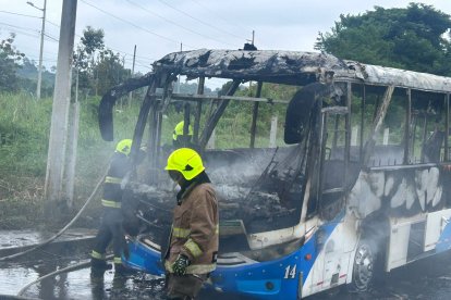 El bus quedó incinerado.