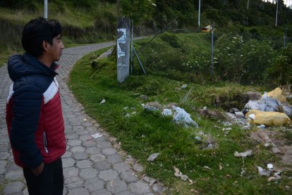 En algunos sitios, en la quebrada y junto a esta, lanzan desechos.