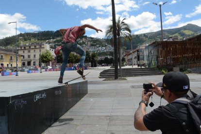 En la calle, aborda a las personas para conocer sus historias, como la de 
un chico que patinaba en el bulevar de la 24 de Mayo.