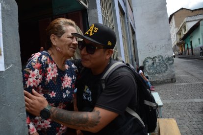 Laura Díaz abraza a Xander en el pasaje de El Robo, luego de contarle que le ha visto en varios vídeos.