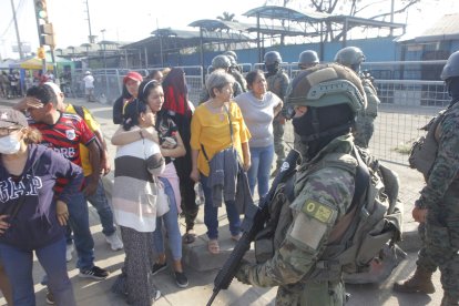 amiliares de privados de libertad llegaron hasta la Penitenciaría del Litoral para buscar información de sus seres queridos. Policías y militares resguardan el recinto carcelario.