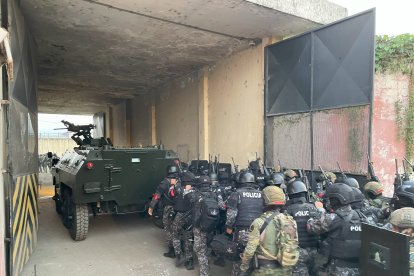 Los uniformados entraron con tanquetas al recinto carcelario.
