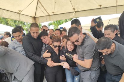 Parientes trataban de consolar a la esposa del extinto funcionario.