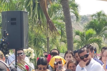 Entre los que lloró la partida del amigo, estuvo Mauro Rezabala, concejal de Manta (de gafas).