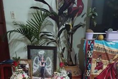 Su familia ha prendido velas por la fatal noticia.