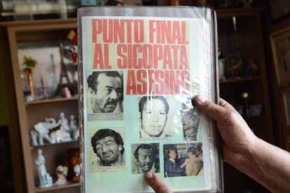 El hombre muestra a Daniel Camargo en medio de otras fotografías.