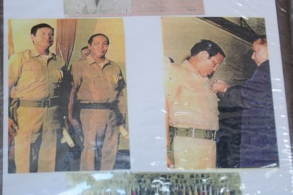 Atesora fotografías de su hazaña. Aquí, cuando fue condecoraron por haber atrapado al violador.