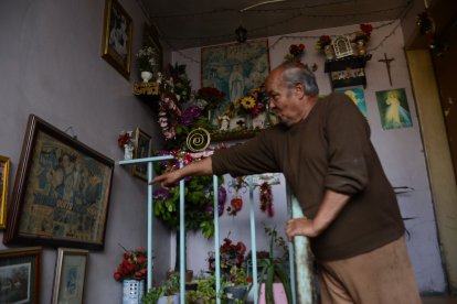 El uniformado en servicio pasivo pasa sus días en su casa, entre recuerdos y su pasión por Deportivo Quito.