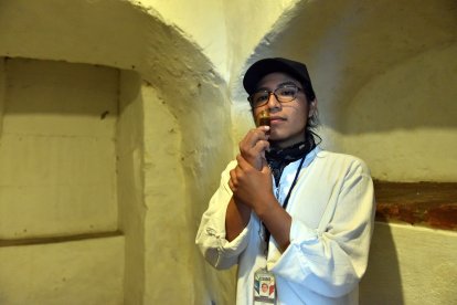 El guía muestra el huesito que se encontró años atrás.